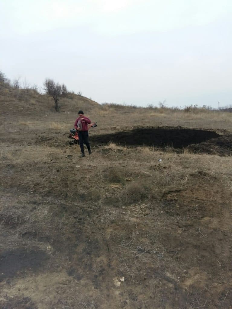 Prinși în flagrant în timp ce furau sol fertil / FOTO