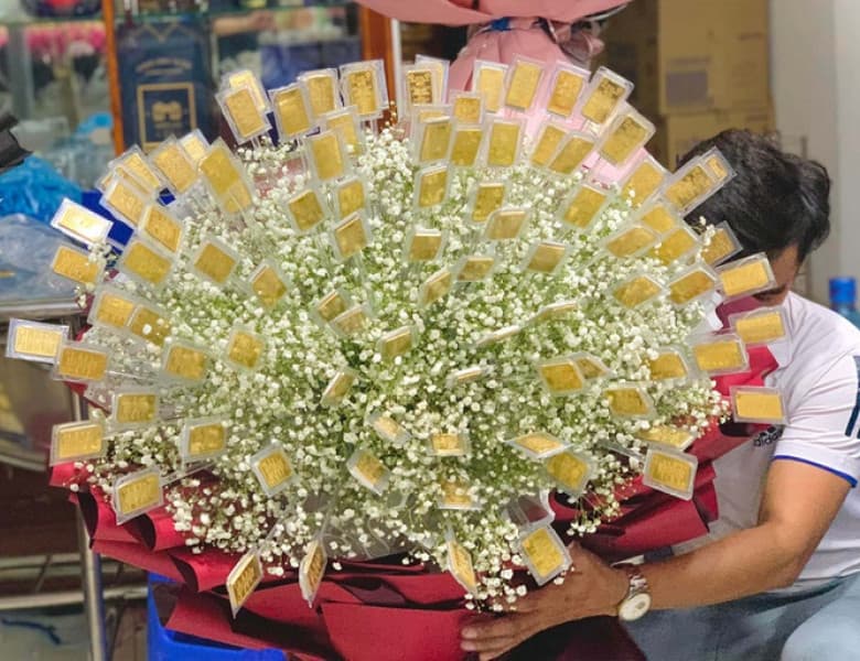 Un vietnamez a dăruit''flori din aur'' în valoare de peste 300.000 de dolari
