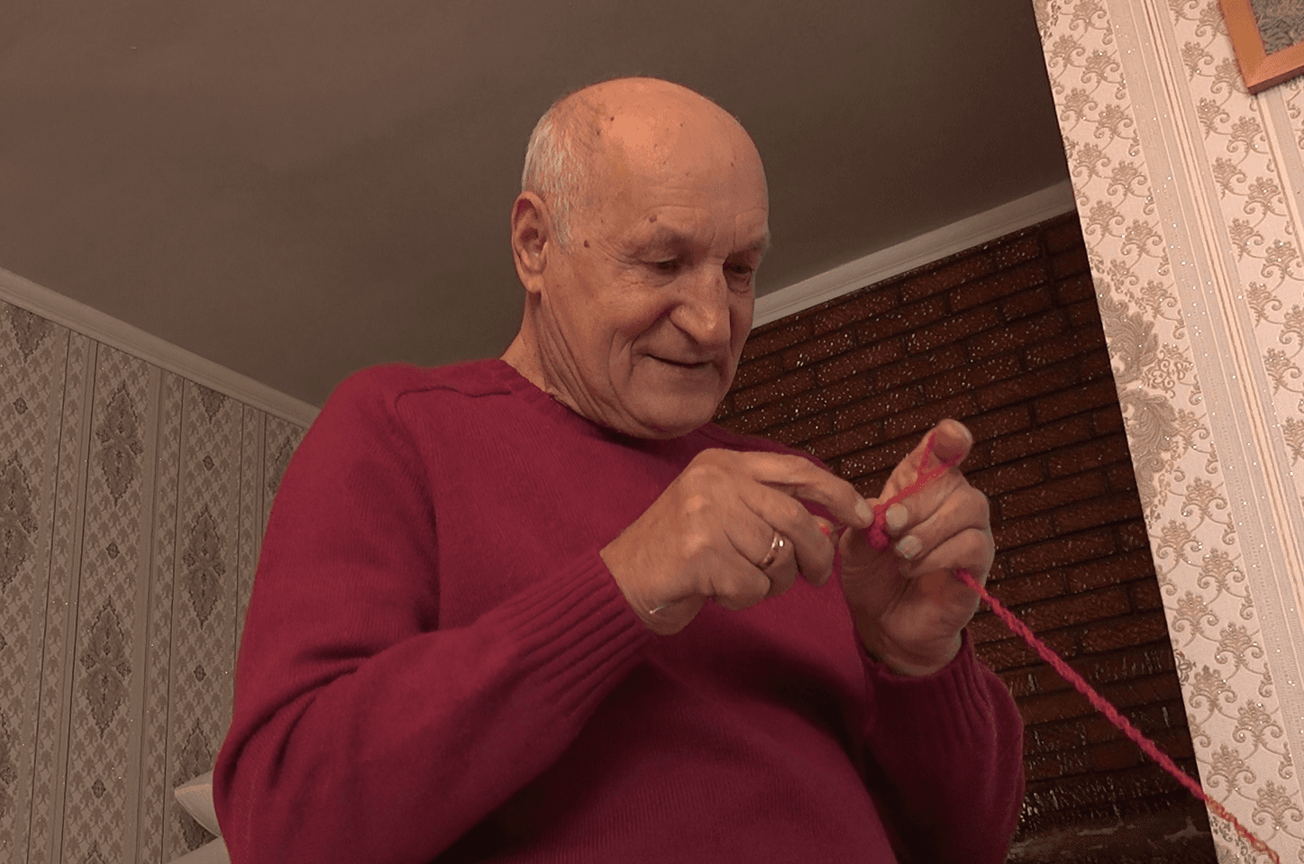 „Eu din croșetat am crescut copii”. Povestea unui bărbat din Suruceni