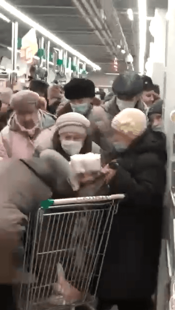 VIDEO/ Se bat pentru un pachet de zahăr, într-un market din Moscova