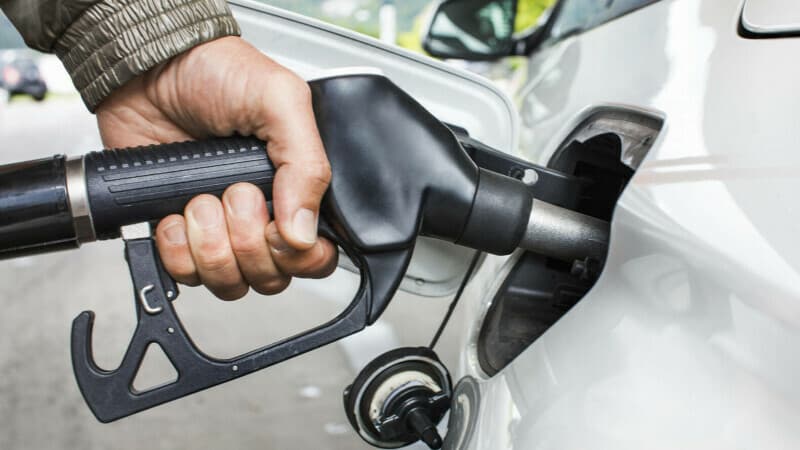 Prețul la carburanți va scădea, dar numai cu câțiva bănuți