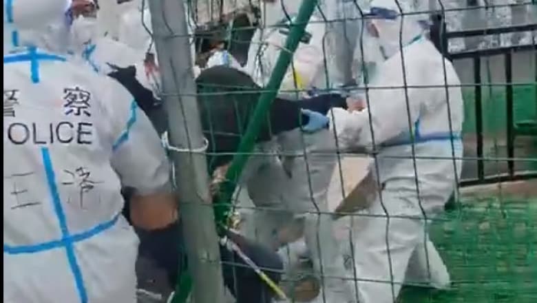 Video/ Imaginile disperării în Shanghai: oameni bătuți pe străzi
