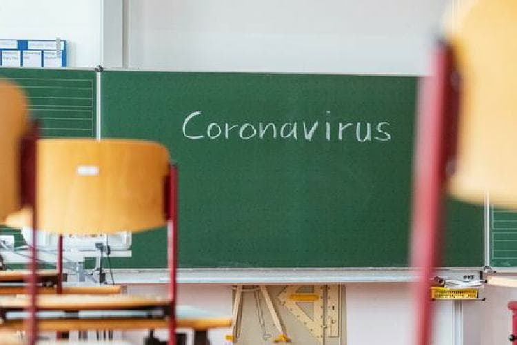 Patru grupe și 22 de clase se află în carantină