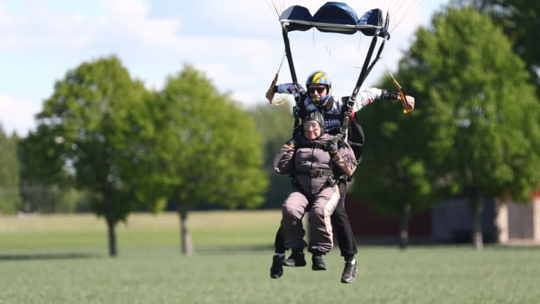 VIDEO/ La 103 ani stabilit un record mondial după ce a sărit cu parașuta