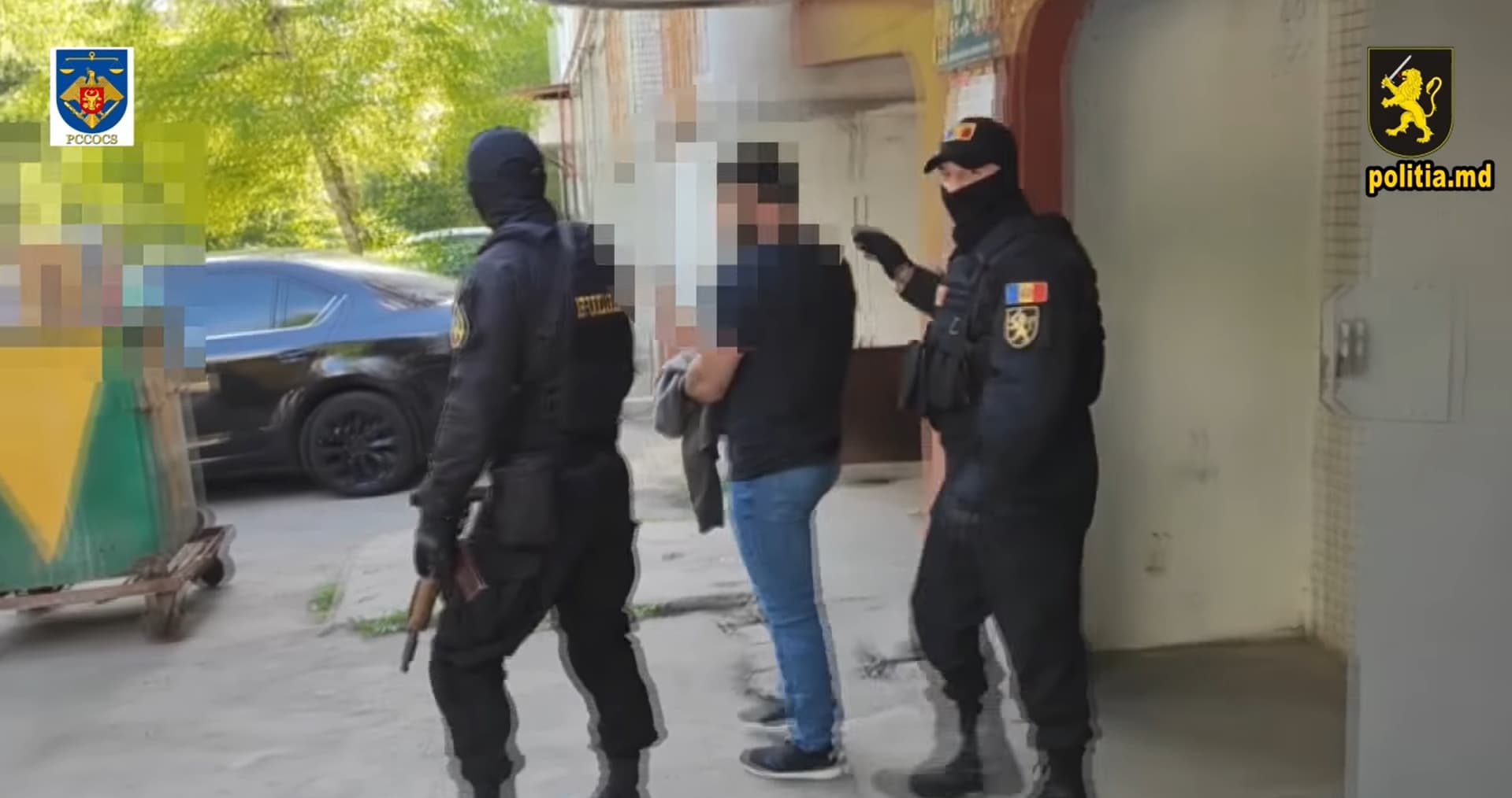 VIDEO/ Reținuți după ce estorcau bani de la șoferi de microbuze