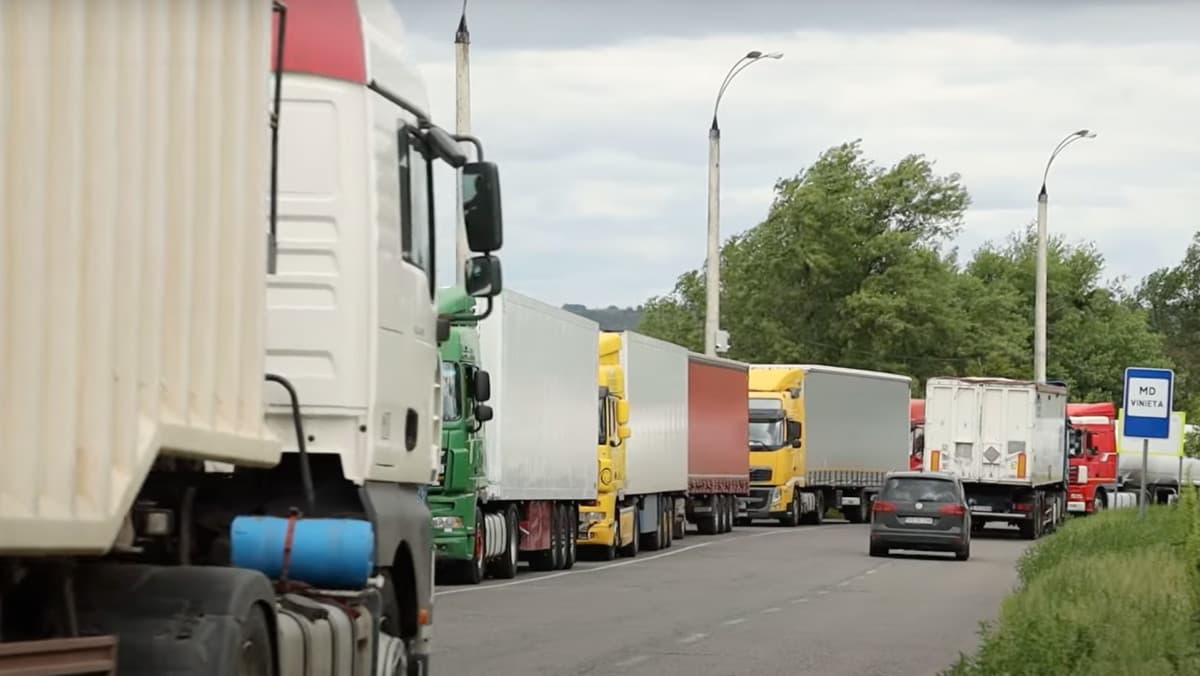 Cozi kilometrice la Vama Leușeni, de mai multe săptămâni / VIDEO