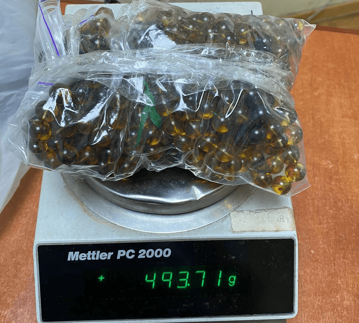 A „uitat” să declare peste 3,5 kg de chilimbar, ascuns printre mere