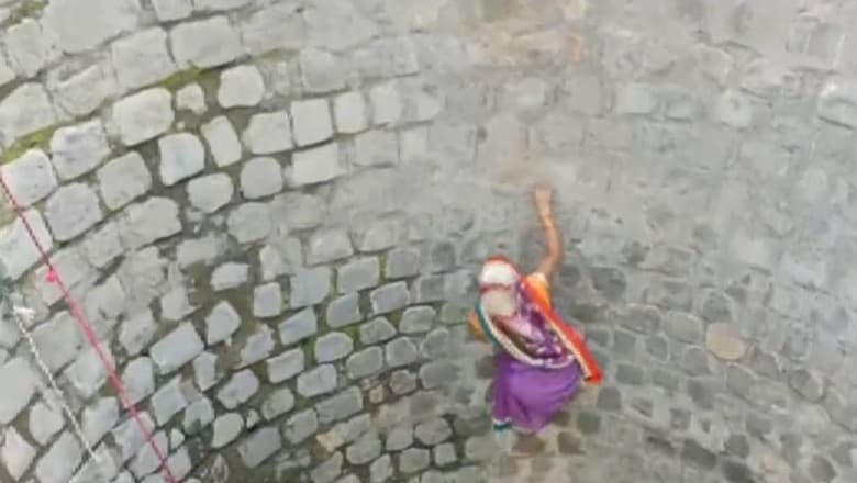 Își riscă viața coborând într-o fântână aproape secată