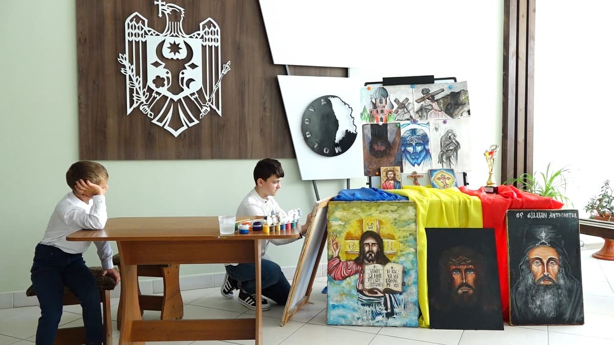 Un copil din Sângerei pictează icoane, ca să-și ajute fratele mai mic