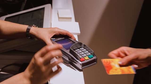Dacă achită cu cardul - scutiţi de perfectarea facturilor fiscale