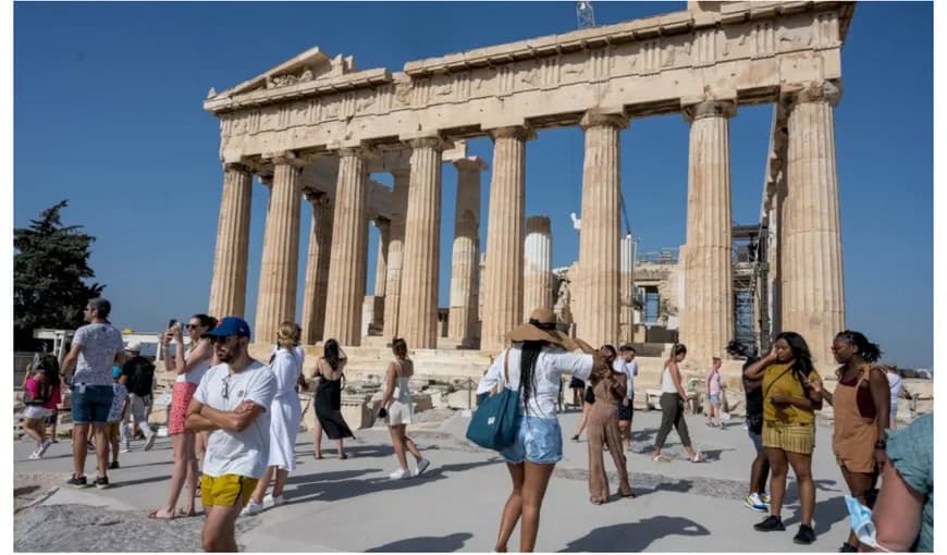 În Grecia se suspendă purtarea măştii în spaţii închise
