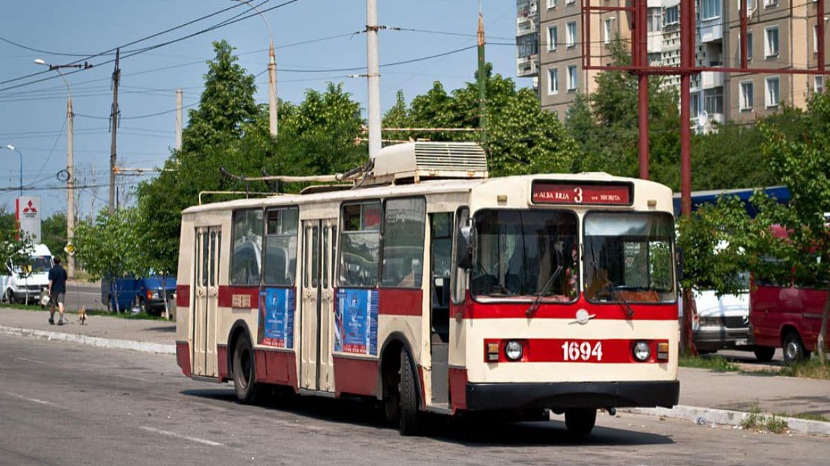 Pe lângă carburanți, se scumpesc călătoriile cu transportul public