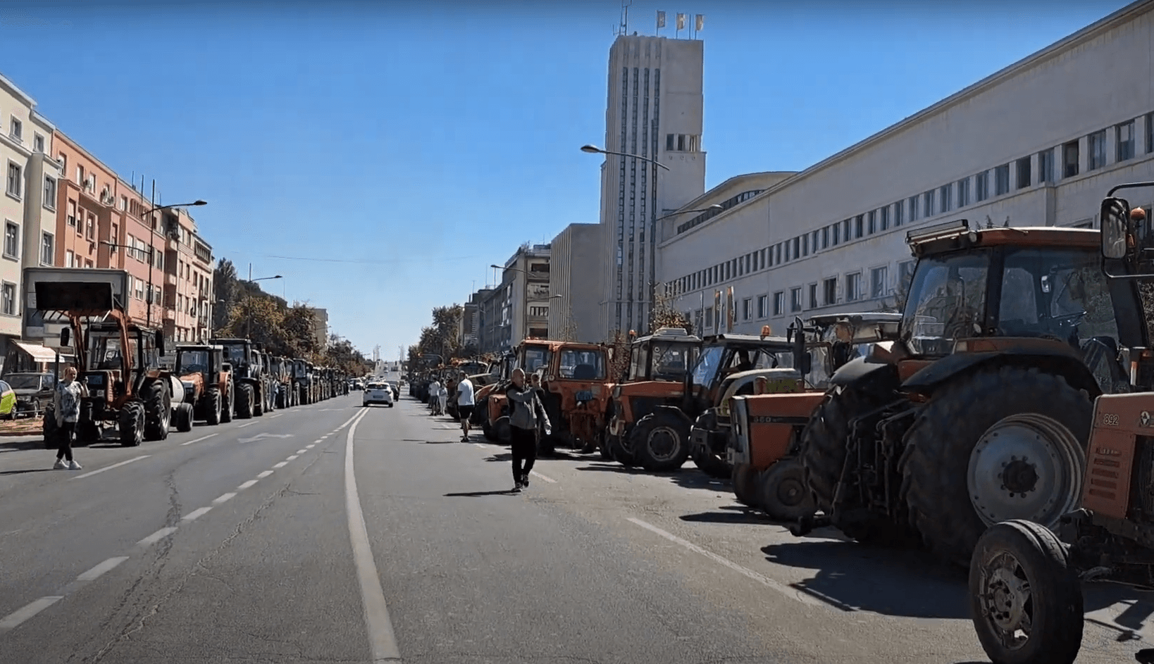 Proteste în Serbia. Fermierii au blocat orașele cu tractoarele