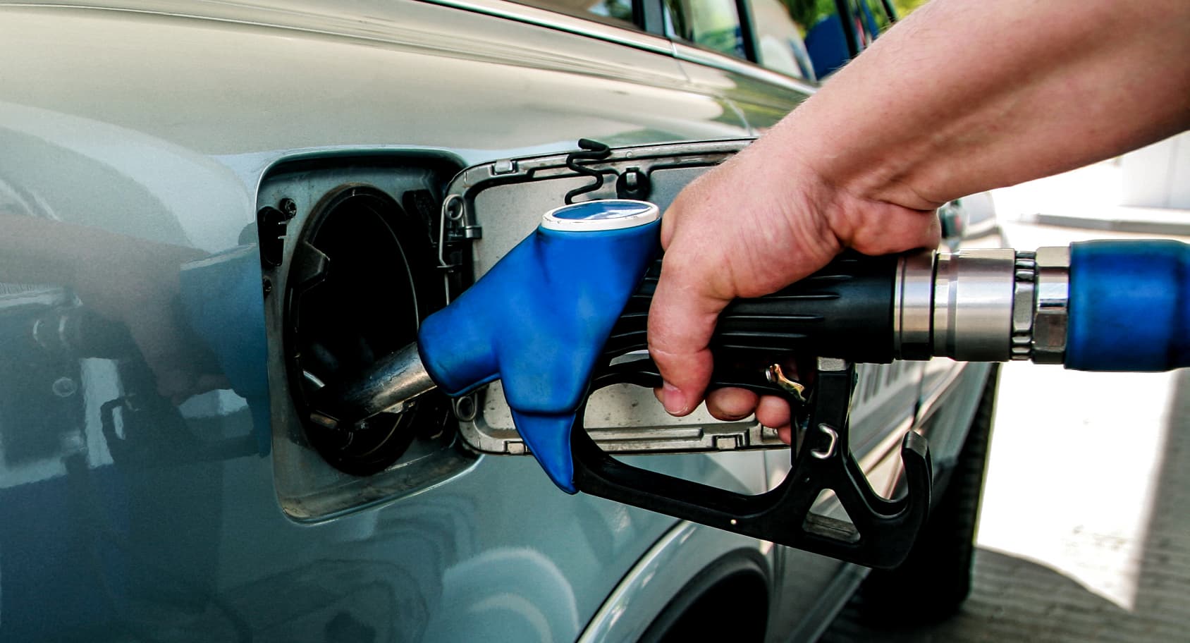 Benzina se scumpește