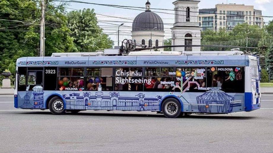 Într-un an, zece mii de persoane au călătorit cu troleibuzul turistic
