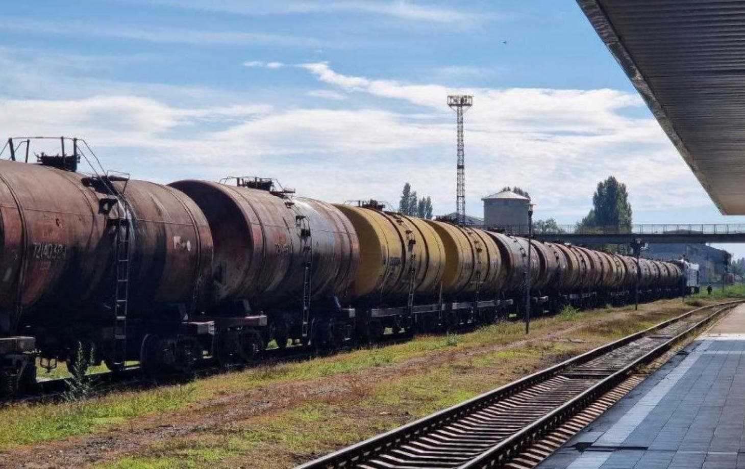 Primele cisterne de păcură din România au ajuns în Moldova
