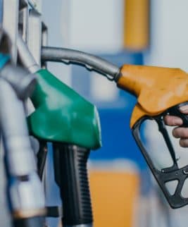 Carburanții se ieftinesc ușor. Noi prețuri la benzină și motorină