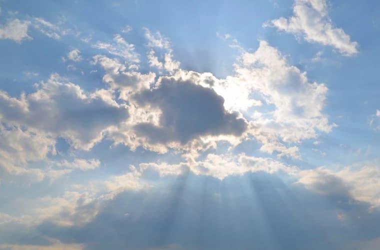 Cer variabil fără precipitații, prognozează meteorologii
