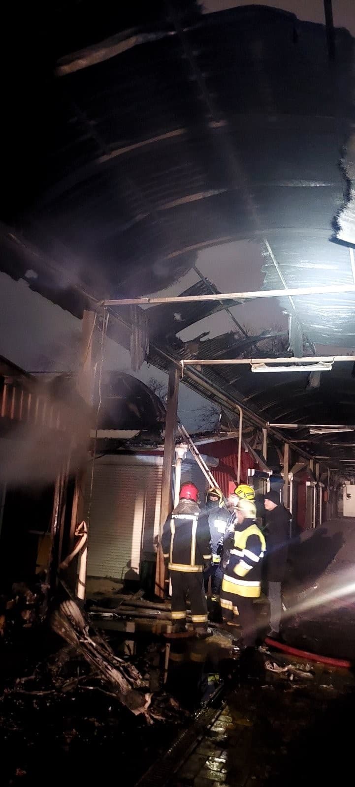 Gherete în care erau păstrate cisterne cu miere, în flăcări
