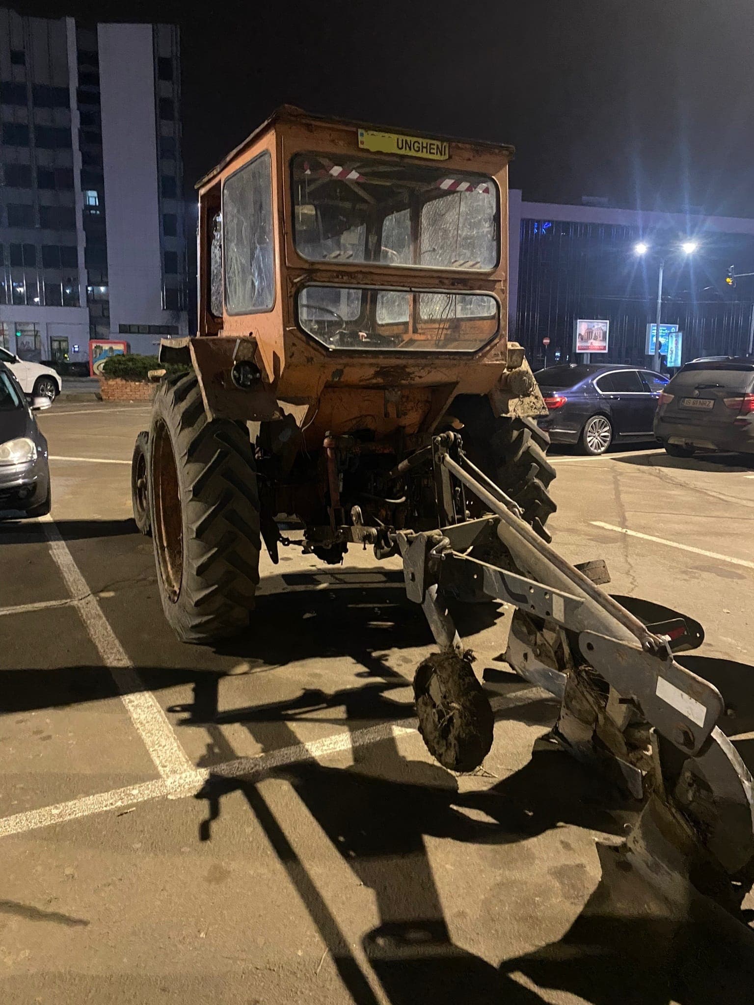 Doi bărbați beți au mers la mall cu tractorul și plugul / FOTO