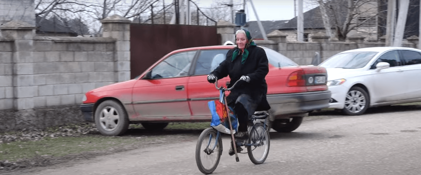 „Acasă merg cu bastonul, dar prin sat cu bicicleta.”