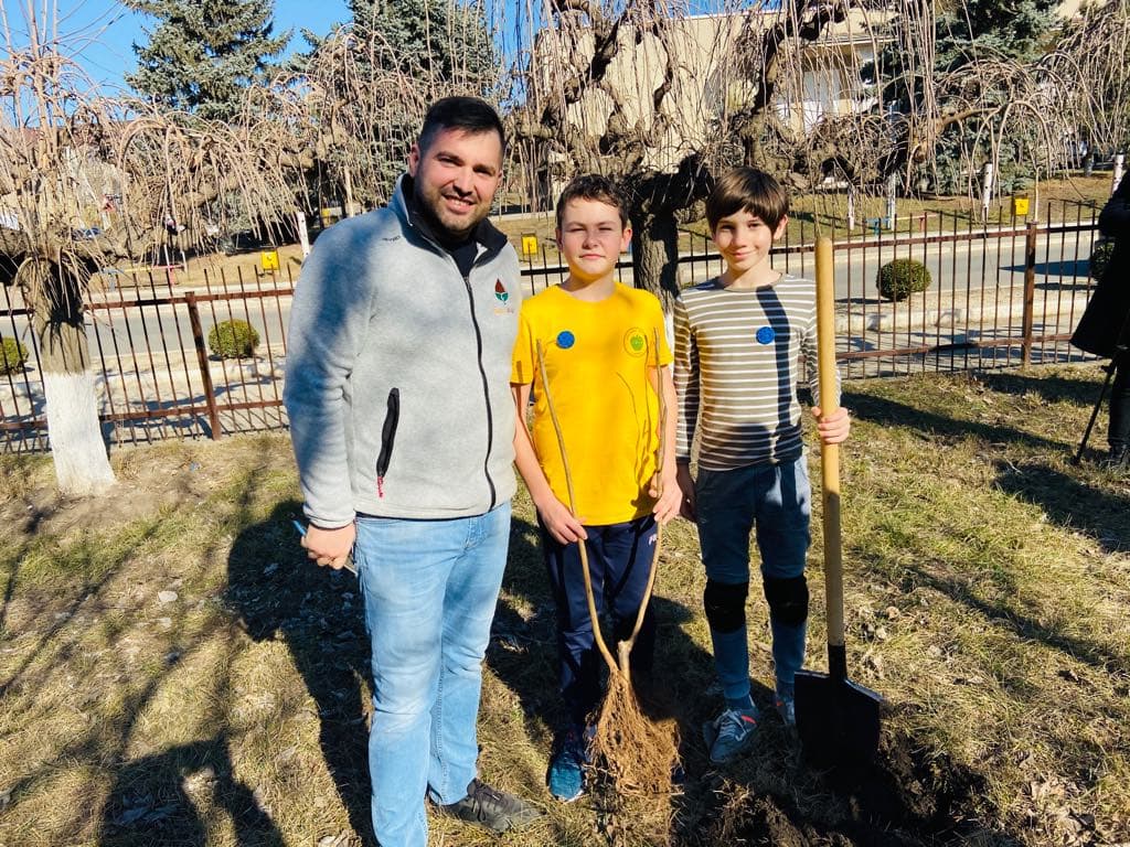 O livadă de alun, oferită în dar unei instituţii de învăţământ