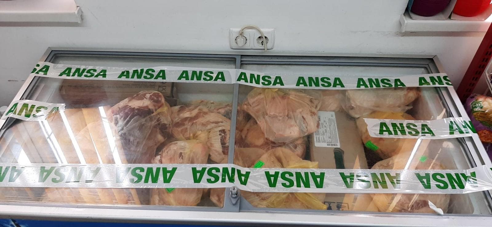 Carne alterată și produse neconforme, depistate de ANSA / FOTO