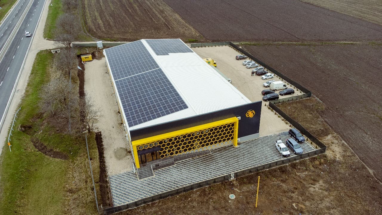 Un sistem fotovoltaic a fost instalat într-o gospodărie apicolă / FOTO