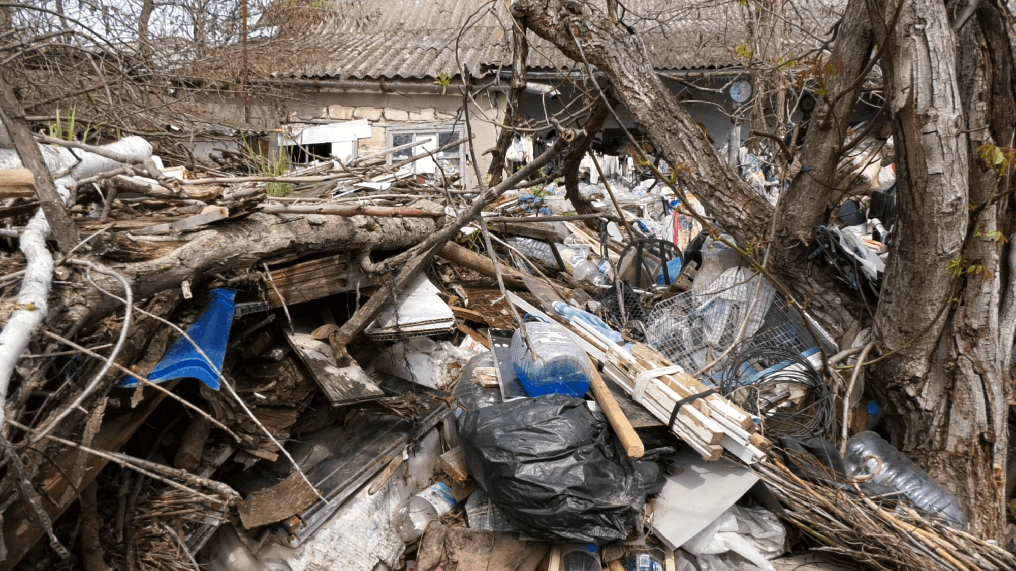 Și-a transformat curtea în groapă de gunoi / FOTO/VIDEO
