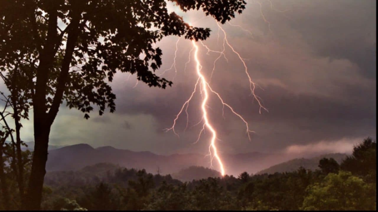 Averse puternice în weekend, avertizează meteorologii