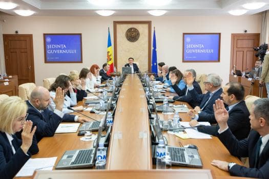 Cetățenii din alte state vor putea activa în RM fără permis de muncă