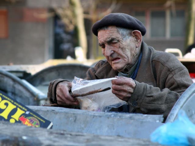 165 de milioane de oameni sub pragul sărăciei din cauza crizelor recente