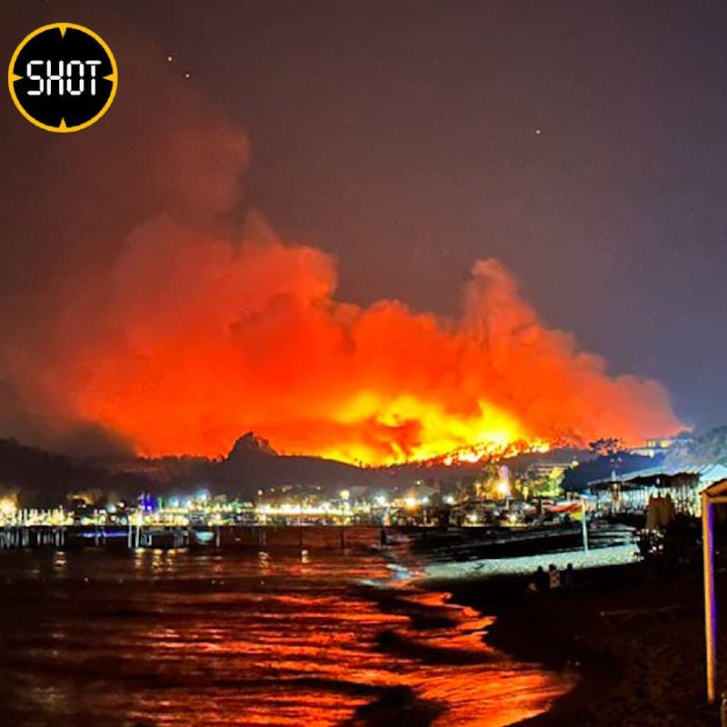 Incendiile din Turcia au ajuns în apropierea hotelurilor/ VIDEO