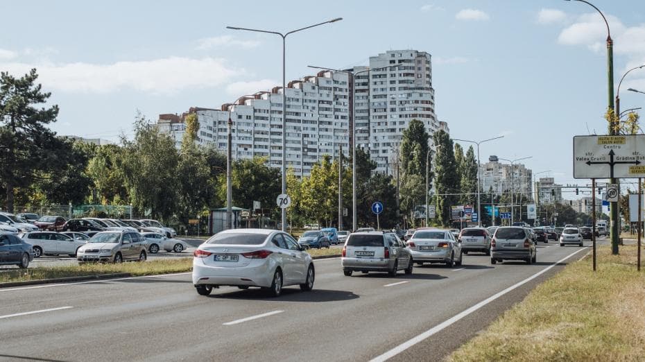 Traficul și parcările haotice paralizează orașul