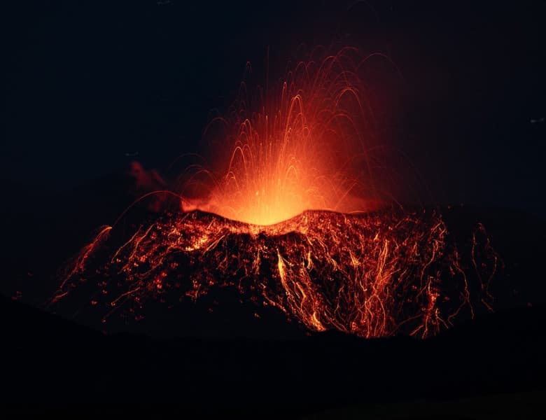 Unul dintre cei mai activi vulcani din lume a erupt!