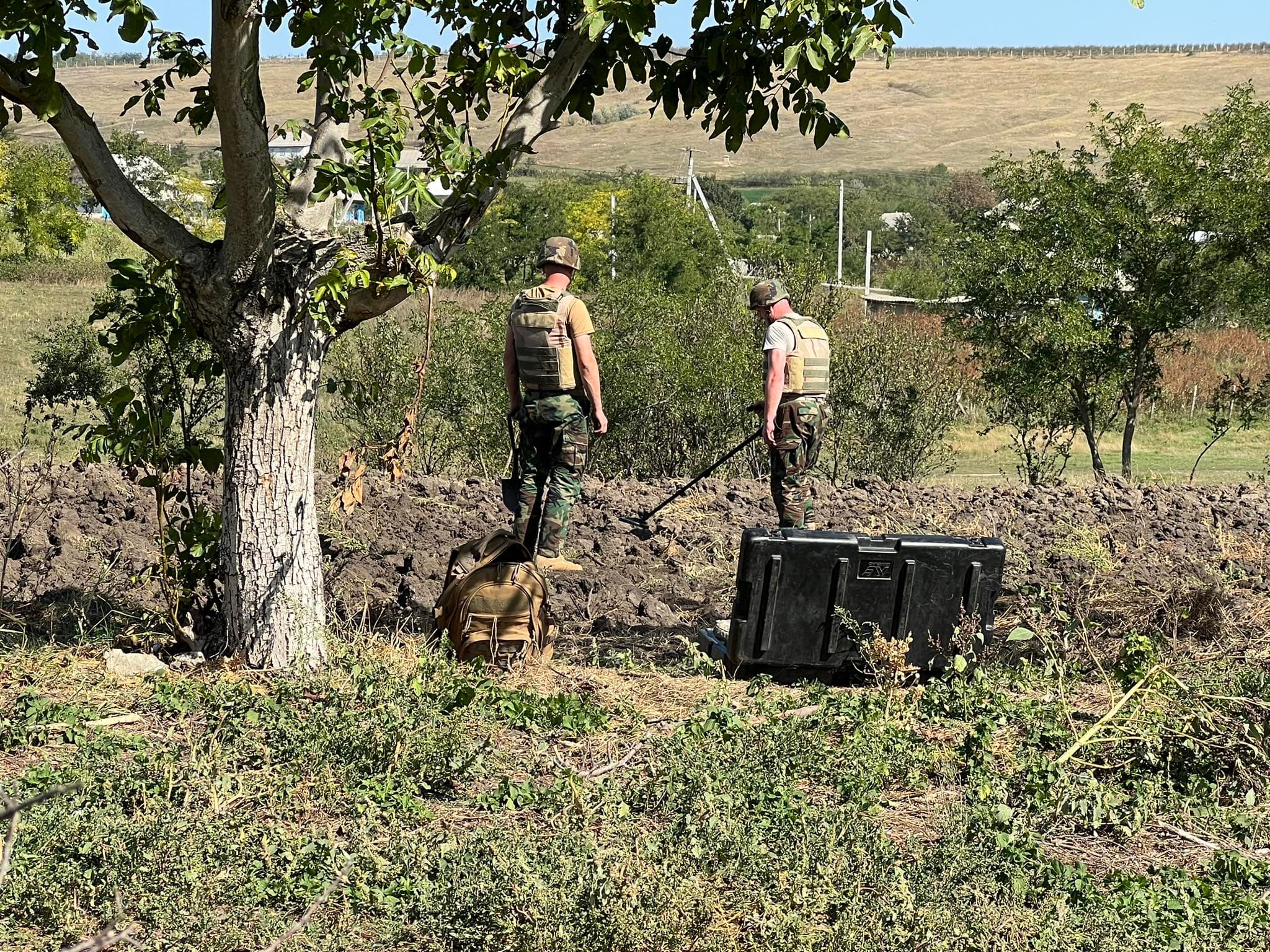 Două obuze periculoase, descoperite în timpul lucrărilor agricole