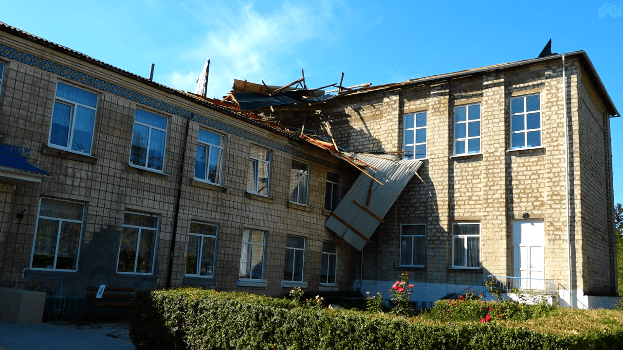 Început de an școlar cu ghinion! Acoperișul unei școli din Edineț – avariat de furtună