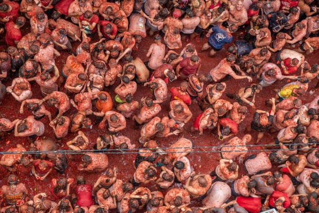 "La Tomatina", celebra bătaie cu roşii care atrage anual mii de turişti/FOTO