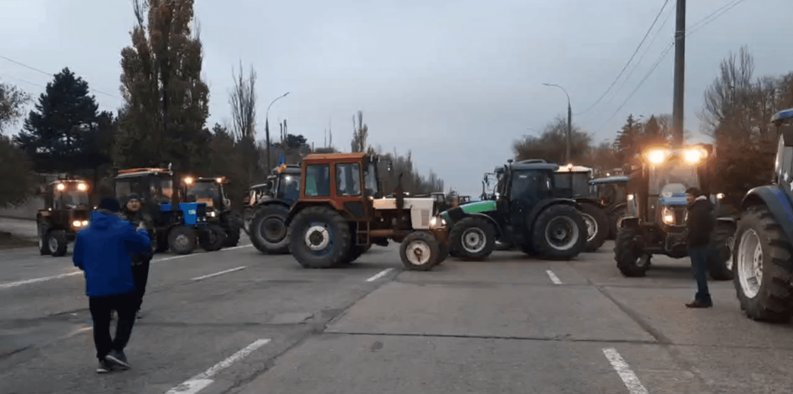 Agricultorii au blocat șoseaua Chișinău-Hîncești, la intrare în Capitală