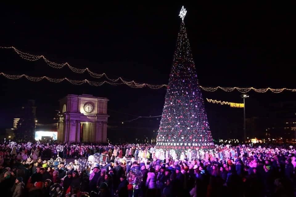 Mai puțin de două săptămâni mai rămân până la inaugurarea bradului din Capitală
