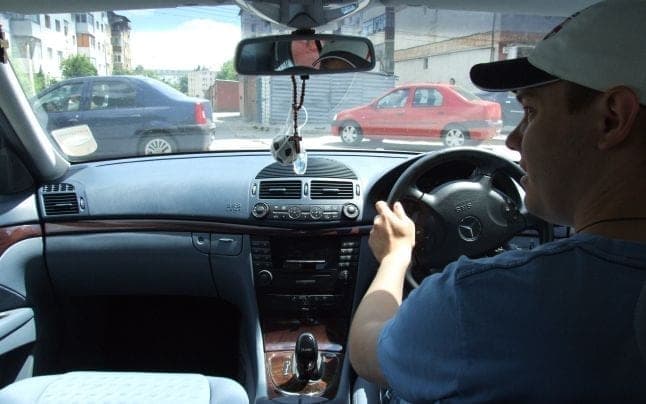 Veste bună pentru șoferii mașinilor cu volanul amplasat în partea dreaptă. Vor avea dreptul să circule și pe timp de noapte