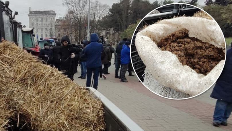 Protest cu bălegar: Fermierii au reluat protesteșe și au organizat un marș cu tractoarele