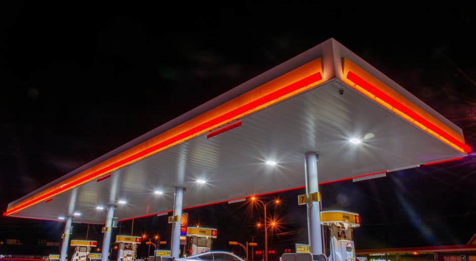 Benzina continuă să se scumpească, în timp ce motorina se ieftinește