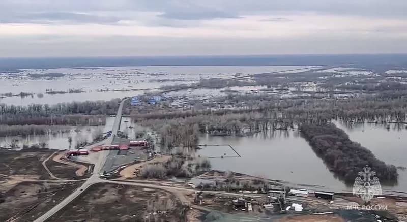 Apele revărsate ale râului Tobol în jurul oraşului rusesc Kurgan din sudul Munţilor Ural au depăşit pragul „unui nivel periculos”