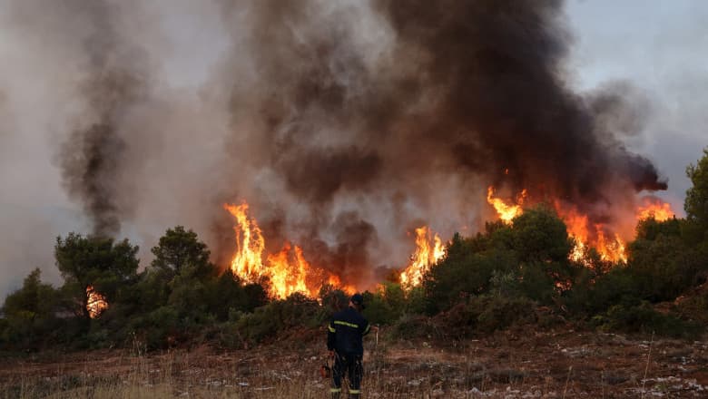 Pompierii și serviciile de urgență din Grecia se pregătesc de incendii