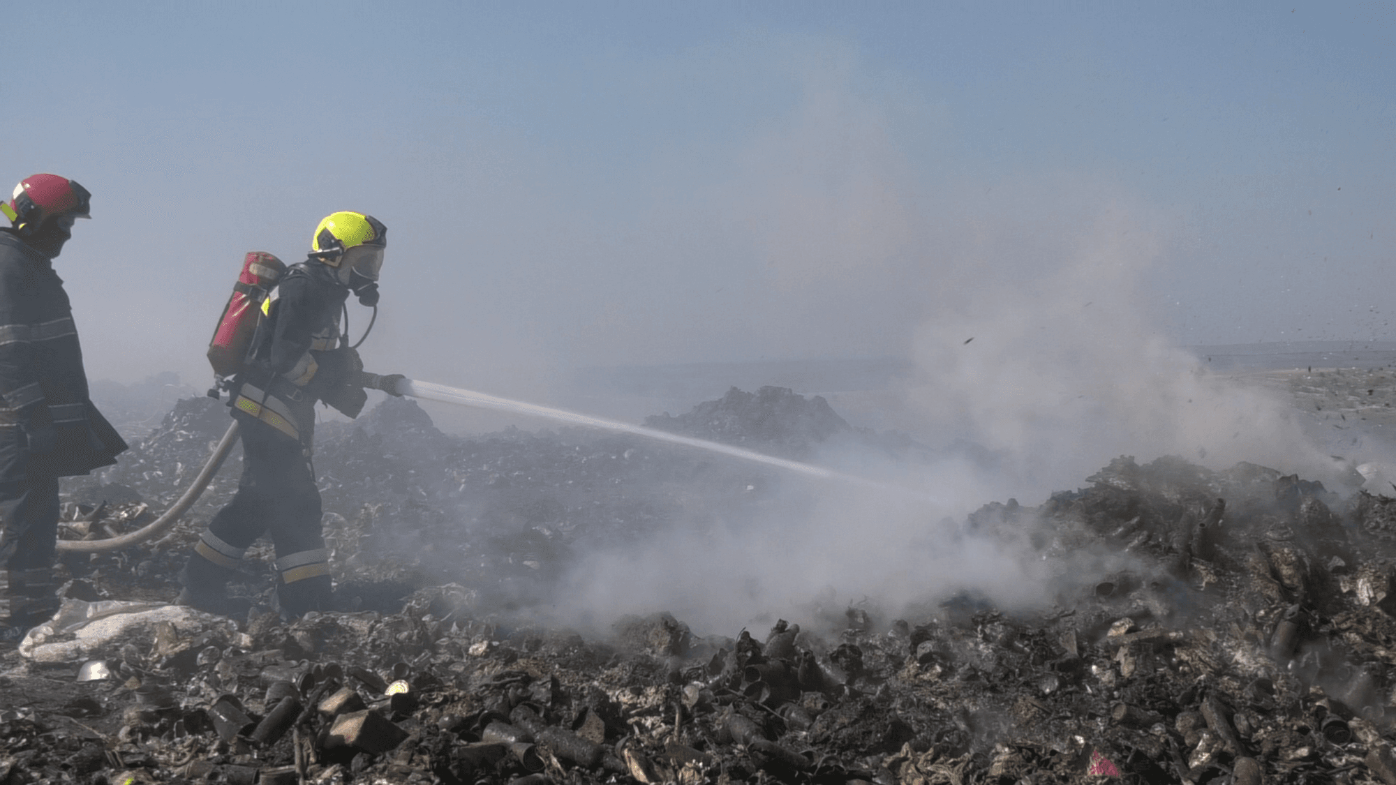 O gunoiște de la periferia orașului Căușeni arde în continuu
