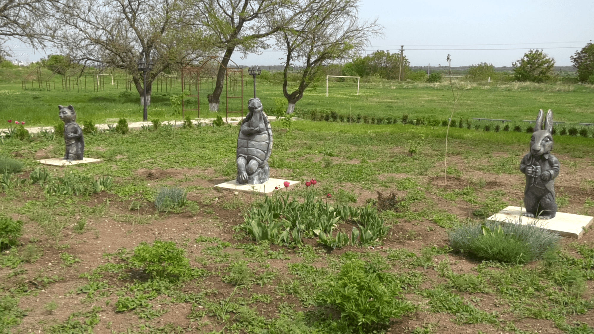 A mobilizat întregul sat pentru a transforma o zonă în paragină din centrul localității în parc