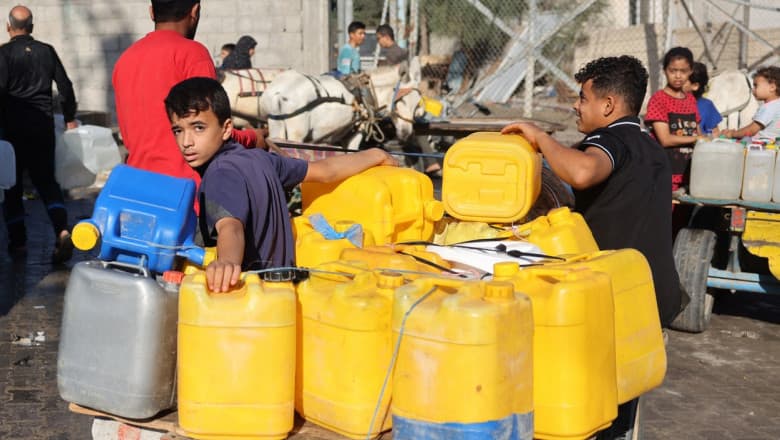 Oamenii din Fâșia Gaza caută cu disperare apă de consum