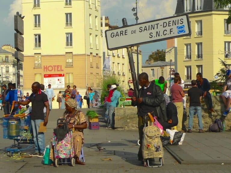 Autoritățile franceze îi mută pe migranți în afara Parisului