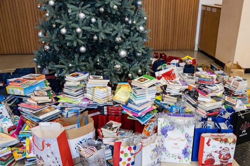 „Biblioteca de sub brad” revine: adu o carte, dăruiește bucurie!